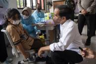 Vaksinasi Indonesia Urutan 4 Dunia, Jokowi Apresiasi TNI-Polri