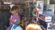 Masih PSBB, Pasar Gembrong Tetap Ramai Warga Beli Mainan Anak
