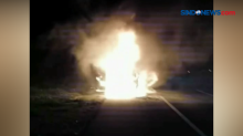Minibus Ludes Terbakar di Jalan Tol SurabayaGempol