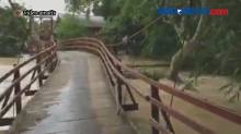 Banjir Bandang Terjang Jembatan Gantung Hingga Nyaris Roboh
