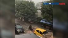 Bandung Dikepung Banjir, Sejumlah Kendaraan Terseret Arus