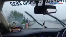 Viral Ibu Jalan Kaki di Bahu Jalan Tol Trans Sumatera saat Hujan Deras