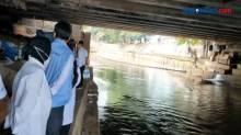 Risma Blusukan di Kolong Jembatan Aliran Sungai Ciliwung