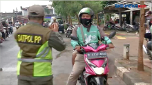 Video Satpol PP Gelar Razia Masker di Kawasan Pasar Senen