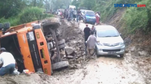 Detik-Detik Mobil Terbalik di Jalur Lintas Sumatra akibat Rusak Parah