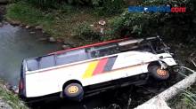 Bus Rombongan Pejabat Agam Masuk Sungai di Mandailing Natal