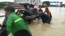 Jasa Penyeberangan Motor Bermunculan saat Banjir di Subang