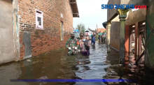 Lebih Seminggu Banjir Pekalongan Belum Surut, TNI Terobos Banjir Salurkan Bantuan