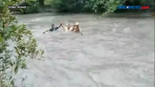 Viral! Guru di Sumba Timur Terpaksa Seberangi Sungai Deras