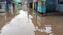 Banjir Rendam Dua RT Cipayung Depok, Aktivitas Warga Terhenti