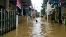 Terendam Banjir Hingga 2 Meter, Warga Cipinang Melayu Mengungsi