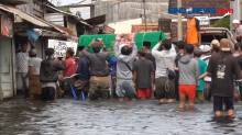Terobos Banjir 1 Meter untuk Memakamkan Warga di Pekalongan