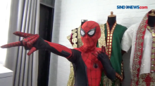 Unik, Perias Wajah Menggunakan Kostum Spiderman