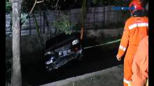 Mobil Masuk Sungai di Surabaya akibat Lupa Pasang Rem Tangan