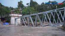 Ironis, Jembatan Tahap Akhir Renovasi Tiba-Tiba Ambruk