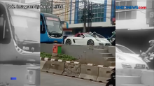 Viral! Mobil Mewah Terperangkap di Jalur Transjakarta, Sopir Bus Ogah Mundur