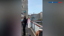Viral!  Pria Ini Kumandangkan Azan di London Tower Bridge