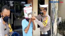 Pengendara Motor Gunakan Helm dari Rice Cooker Viral di Medsos
