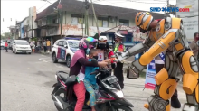 Robot Transformer Bagikan Masker di Jalanan Kota Pangkalan Bun