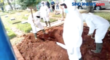 Pemakaman dengan Sistem Tumpang Jenazah Covid-19 di TPU Pondok Kelapa