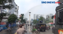 Kerumunan Dibubarkan Paksa Dengan Semprotan Air Water Canon di Senen Jakpus