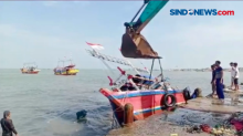 Cuaca Buruk Pesisir Pantai Pandeglang, Perahu Nelayan Terbalik