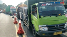 Antrean Kendaraan di Titik Penyekatan di Jalan Raya Bogor-Jakarta