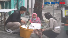 PPKM Darurat, Nenek Penjual Peyek Dapat Bantuan