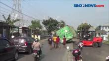 Diduga Tabrak Pembatas Jalan, Kontainer Jatuh, Tutup Badan Jalan di Pademangan