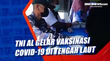 TNI AL Gelar Vaksinasi Covid-19 di Tengah Laut untuk Nelayan