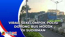 Viral, Sekelompok Polisi Dorong Bus Mogok di Sudirman