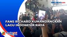 Momen Fans Richard Eliezer Kumandangkan Lagu Indonesia Raya di PN Jaksel