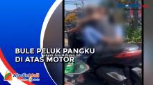 Pasangan Bule Peluk Pangku di Atas Motor saat Lampu Merah di Bali, Polisi Buru Pelaku