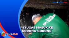 Tangani Banjir di Bandung, Petugas Terjun ke Gorong-Gorong Bersihkan Sampah