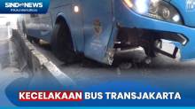 Tabrak Beton Separator Jalan, Bus Transjakarta Mogok di Palmerah