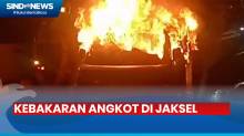 Sebuah Angkot Hangus Terbakar di Kawasan Gandaria City Jaksel