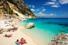 Curi Pasir Pantai Sardinia, Puluhan Turis Didenda Rp51 Juta