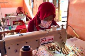 Mitra Binaan AHM Beralih Produksi Masker Kain di Tengah Pandemi