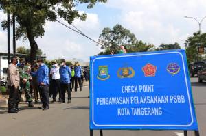Jelang PSBB, Wali Kota Tangerang Pantau Check Point di Jalan MH Thamrin