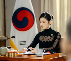 5 Gaya Fashion Karismatik Jung Eun Chae dalam Serial The King: Eternal Monarch