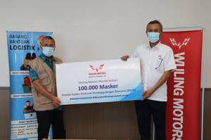 Wuling Serahkan 100.000 Masker Non-Medis Kepada BNPB