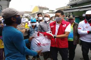 Sandi Uno Bagi-bagi Sembako untuk Buruh Korban PHK