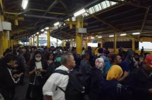 Tiga Penumpang KRL Bekasi - Jakarta Positif Corona