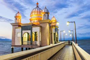 Melihat Keindahan Arsitektur Masjid Terapung  di Indonesia