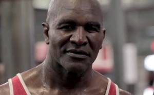 Lewat Video, Holyfield Balas Ajakan Perang Mike Tyson