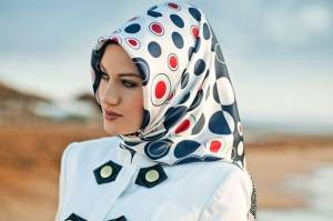 Pakai Hijab Bermotif saat Lebaran? Ini Tipsnya!