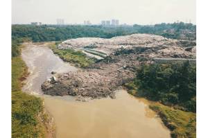 TPA Cipeucang Longsor, Gunungan Sampah Tutup Sungai Cisadane