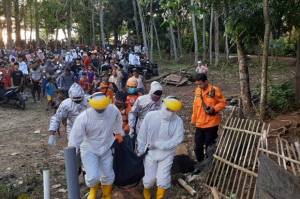 Kenakan APD, Tim SAR Evakuasi Jasad ABG yang Tenggelam di Tangerang