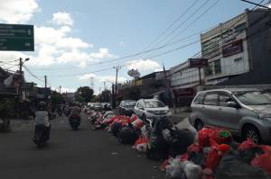 5 Truk Dikerahkan Angkut 30 Ton Sampah dari Badan Jalan di Ciledug