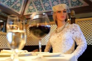 Unik! Restoran di AS Taruh Mannequin untuk Jaga Jarak Pengunjung
